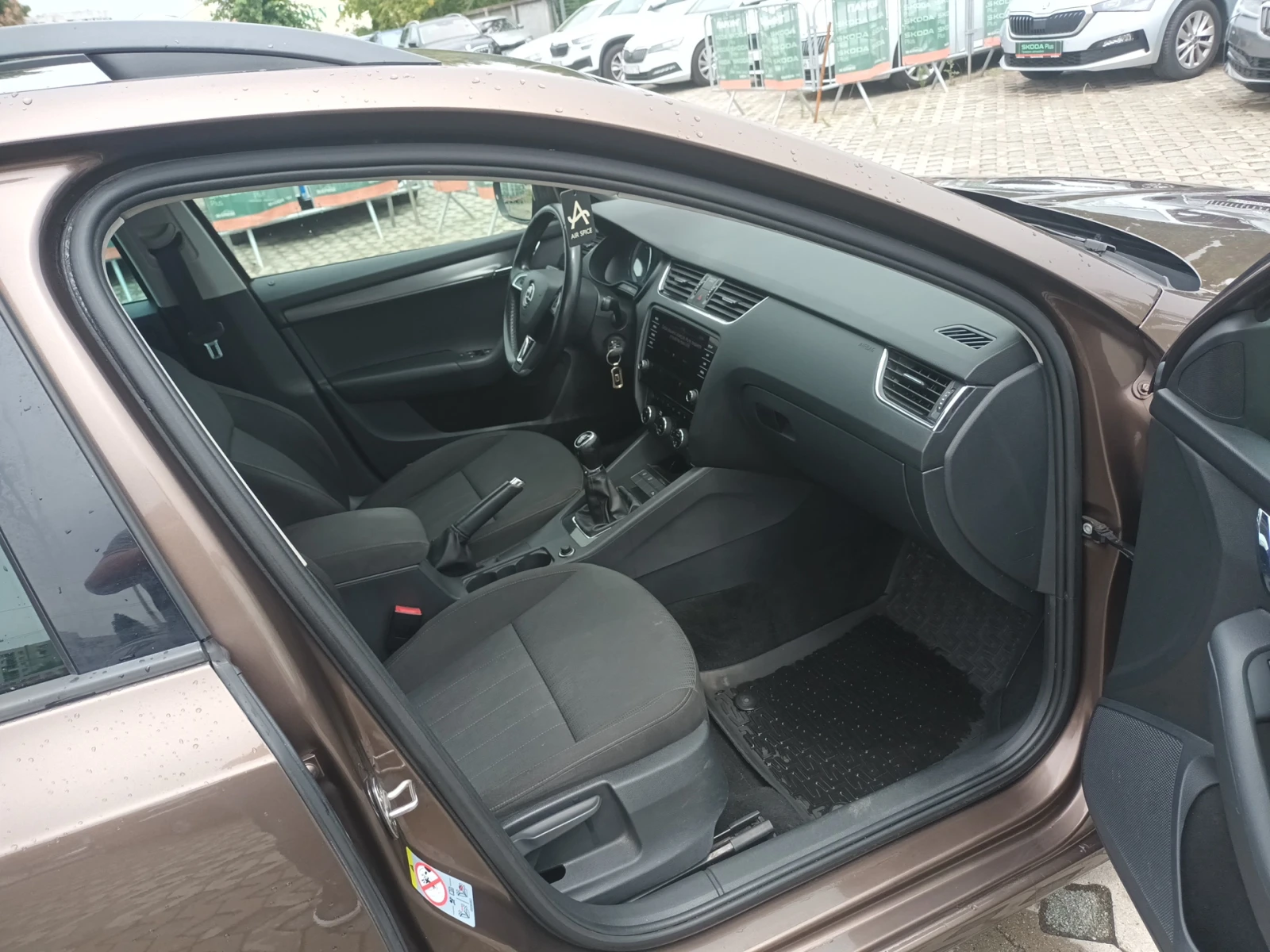 Skoda Octavia 1.6TDI /6MT VISION, снимка 14 - Автомобили и джипове - 55431149