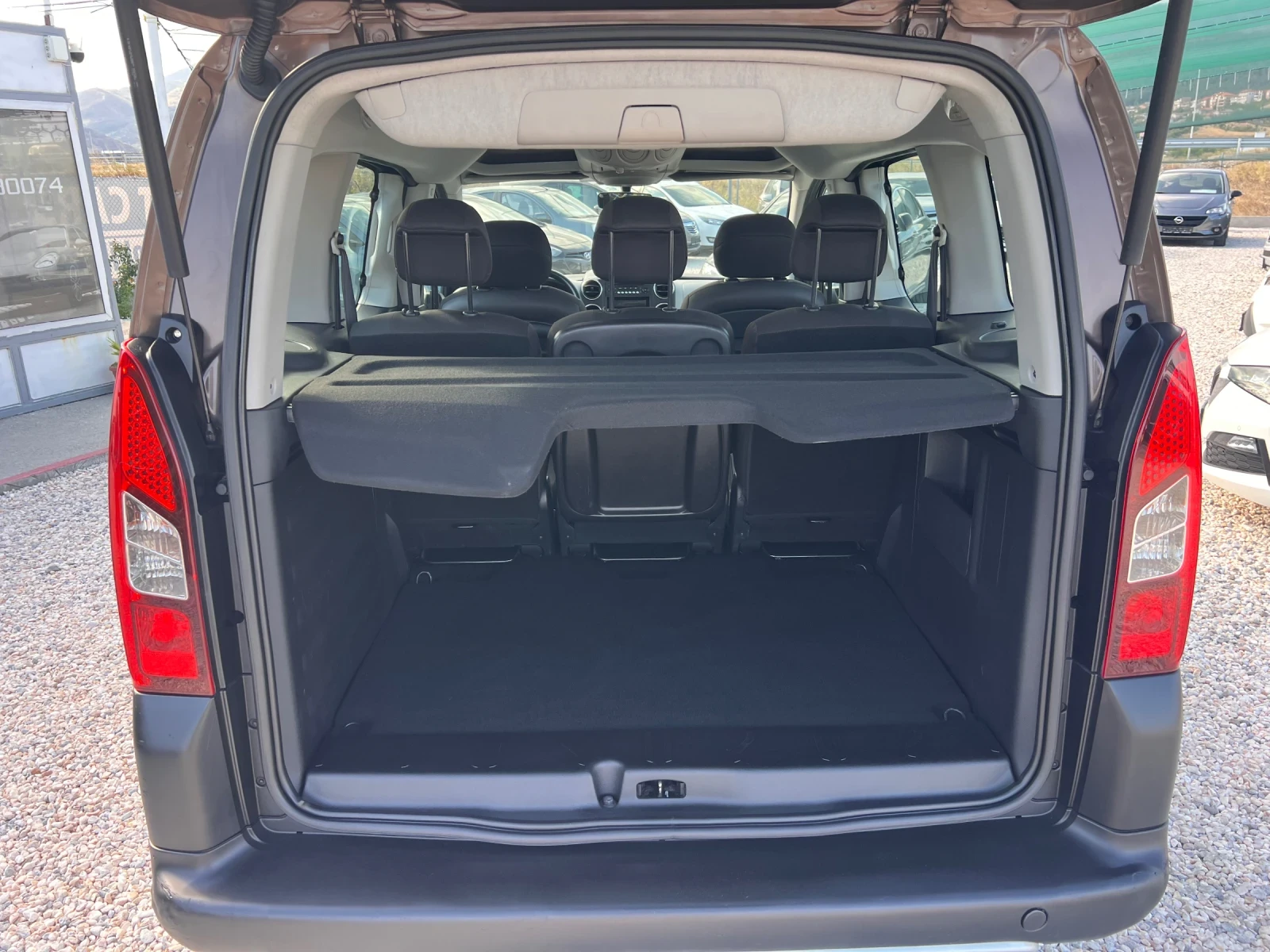 Peugeot Partner 1.6 HDI ПАНОРАМА ТОП, снимка 16 - Автомобили и джипове - 56194206
