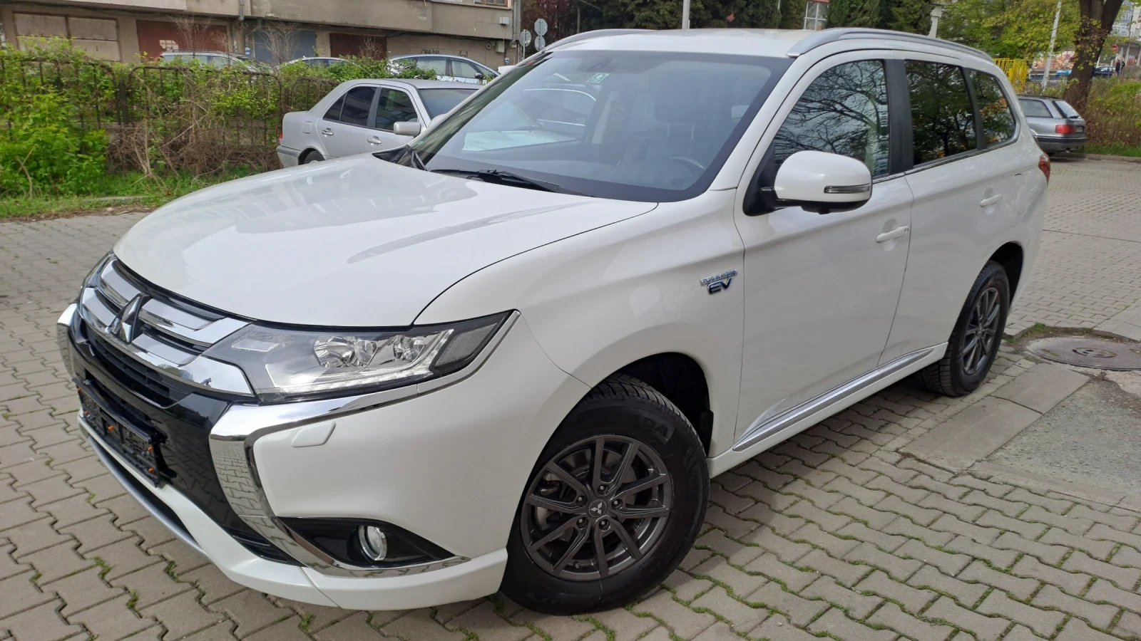 Mitsubishi Outlander 2.0 PLUG-IN, 4X4 - изображение 3