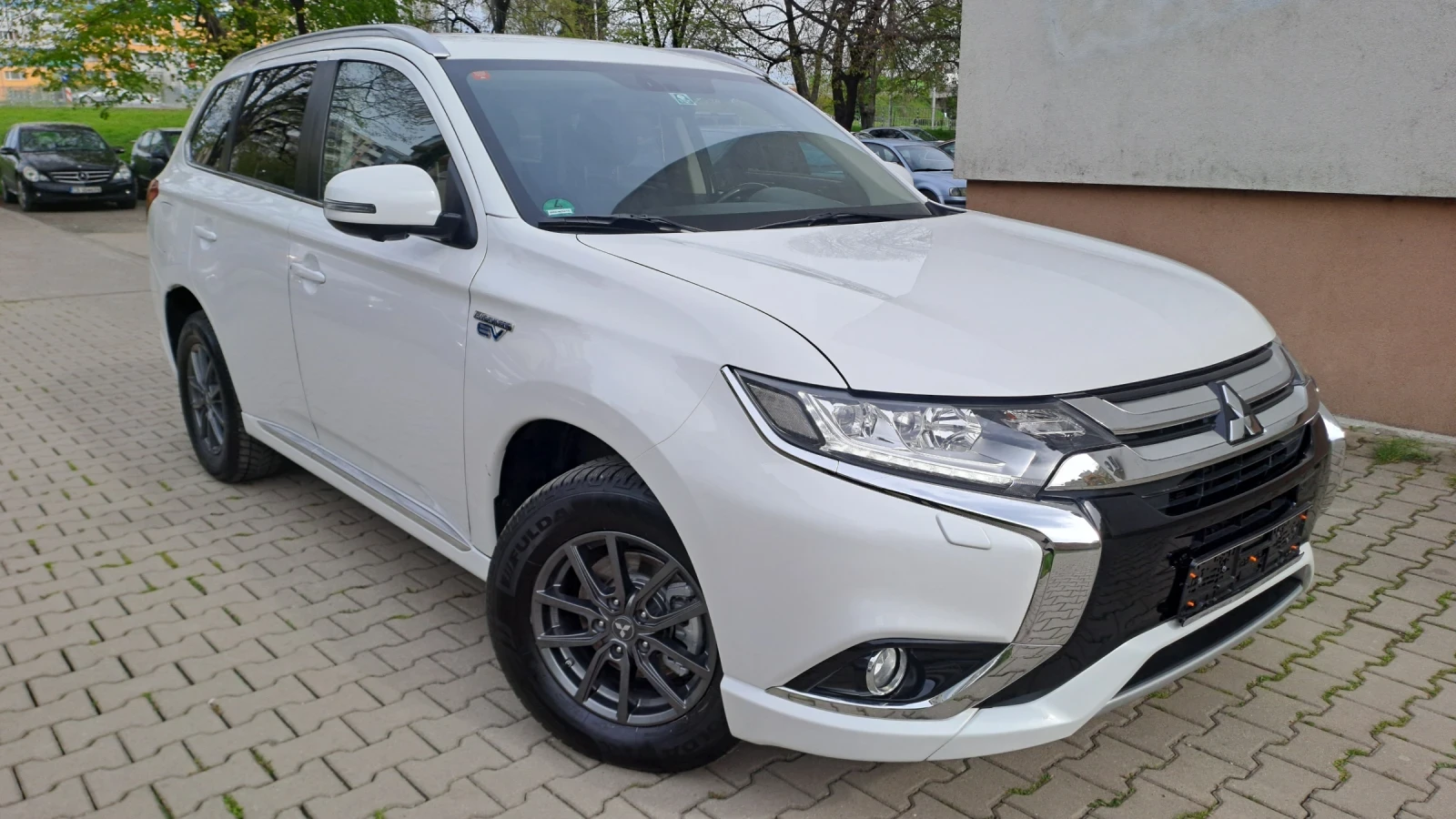 Mitsubishi Outlander 2.0 PLUG-IN, 4X4 | Mobile.bg — изображение 1