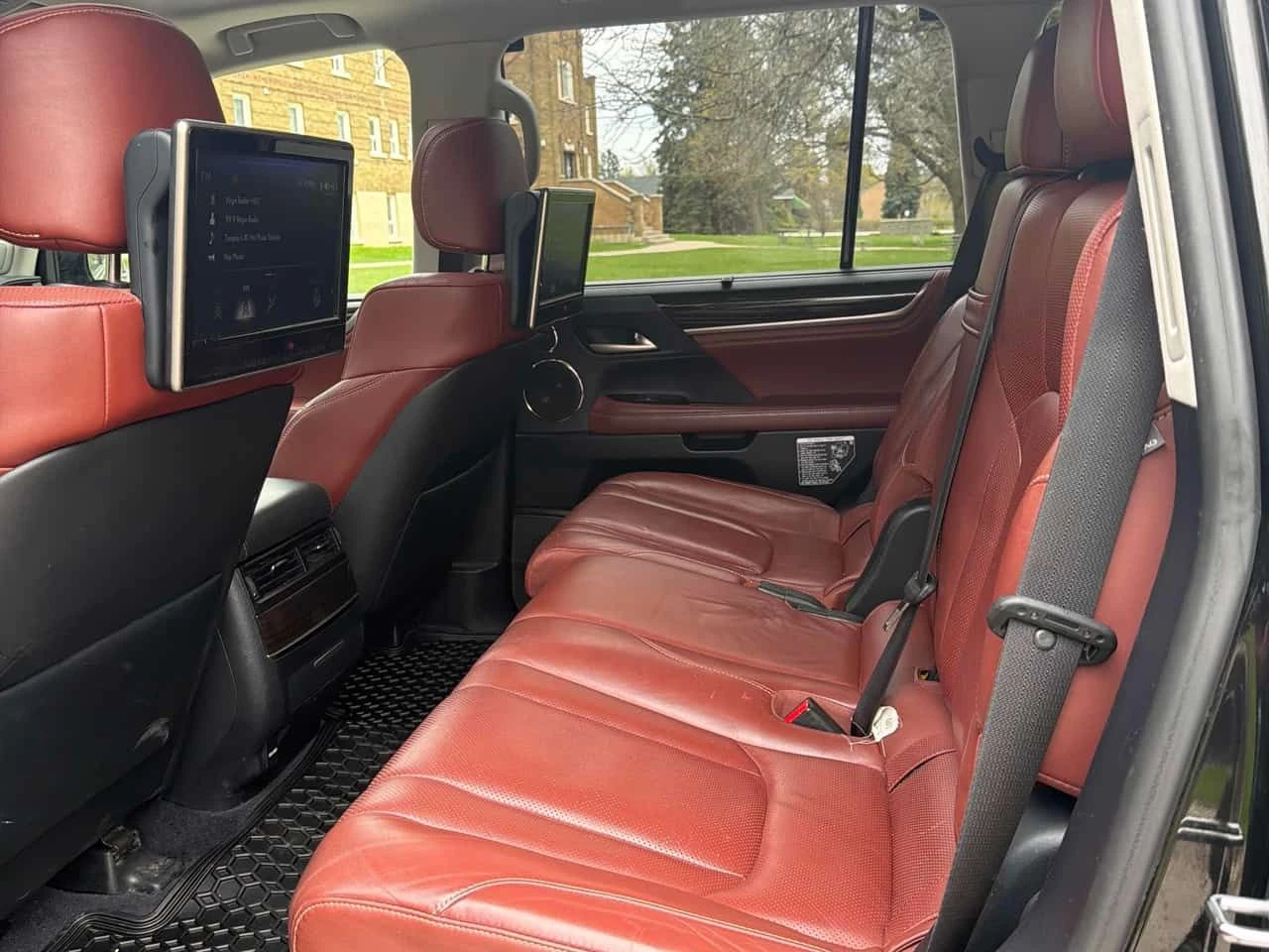 Lexus LX 570 * 4WD 4dr * CARFAX * БЕЗ ПЪРВОНАЧАЛНА ВНОСКА, снимка 11 - Автомобили и джипове - 54501164