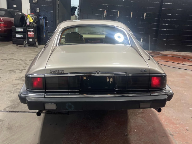 Jaguar Xjs CARFAX* АВТОФИНАНСИРАНЕ БЕЗ ПЪРВОНАЧАЛНА ВНОСКА, снимка 4 - Автомобили и джипове - 52838319