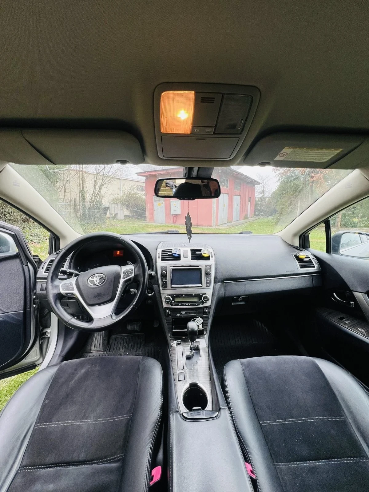 Toyota Avensis 2.2 150 K.C FULL ЕКСТРИ , снимка 5 - Автомобили и джипове - 54158517