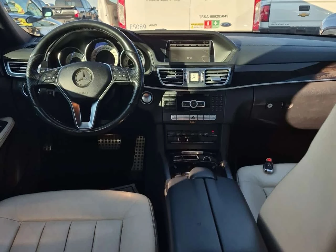 Mercedes-Benz E 400 АМГ ПАКЕТ/CARFAX/ДИСТРОНИК/ПАНОРАМА/ПОДГРЕВ/ПАМЕТ, снимка 10 - Автомобили и джипове - 55798667