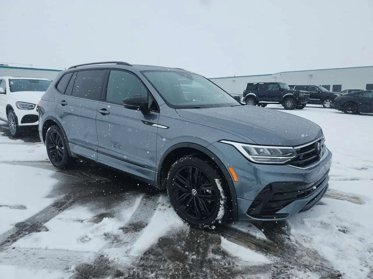 VW Tiguan R LINE BLACK EDITION| 2 КЛЮЧА| PANORAMA| , снимка 2 - Автомобили и джипове - 53971956