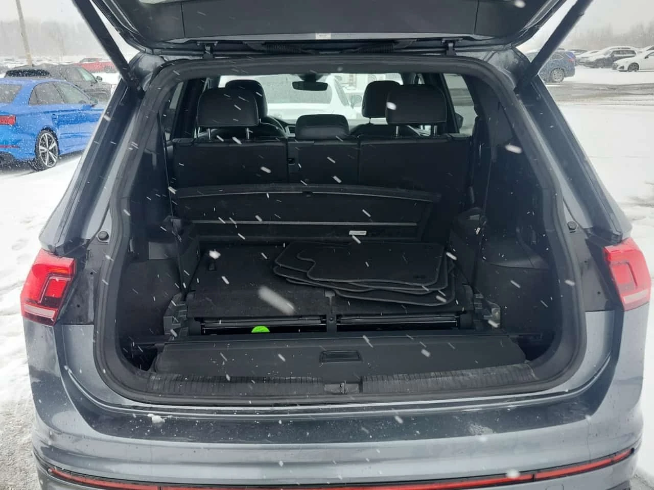 VW Tiguan R LINE BLACK EDITION| 2 КЛЮЧА| PANORAMA| , снимка 13 - Автомобили и джипове - 53971956