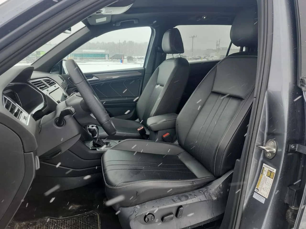 VW Tiguan R LINE BLACK EDITION| 2 КЛЮЧА| PANORAMA| , снимка 5 - Автомобили и джипове - 53971956