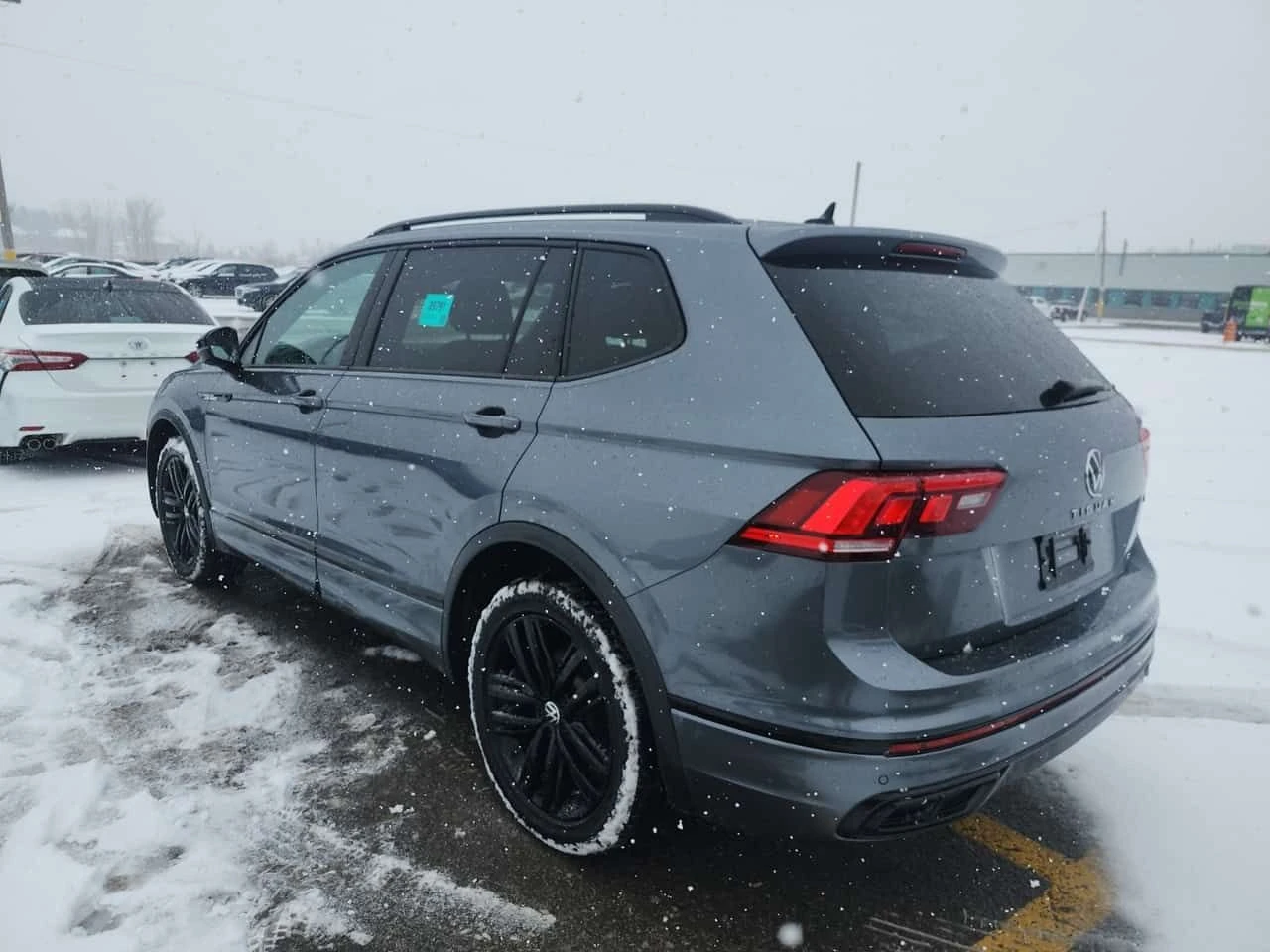 VW Tiguan R LINE BLACK EDITION| 2 КЛЮЧА| PANORAMA| , снимка 4 - Автомобили и джипове - 53971956