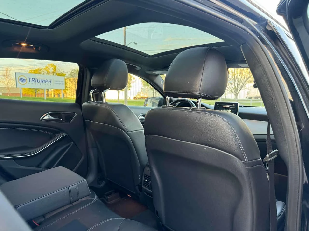 Mercedes-Benz GLB 250 * 4MATIC * ПОДГРЕВИ* ПАНОРАМА* , снимка 12 - Автомобили и джипове - 54580435