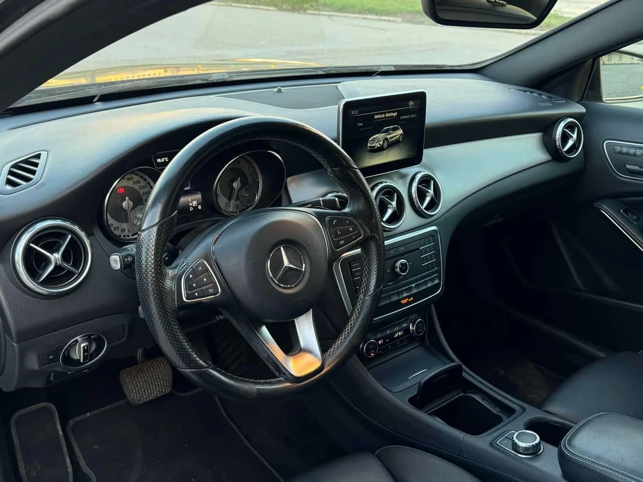 Mercedes-Benz GLB 250 * 4MATIC * ПОДГРЕВИ* ПАНОРАМА* , снимка 5 - Автомобили и джипове - 54580435