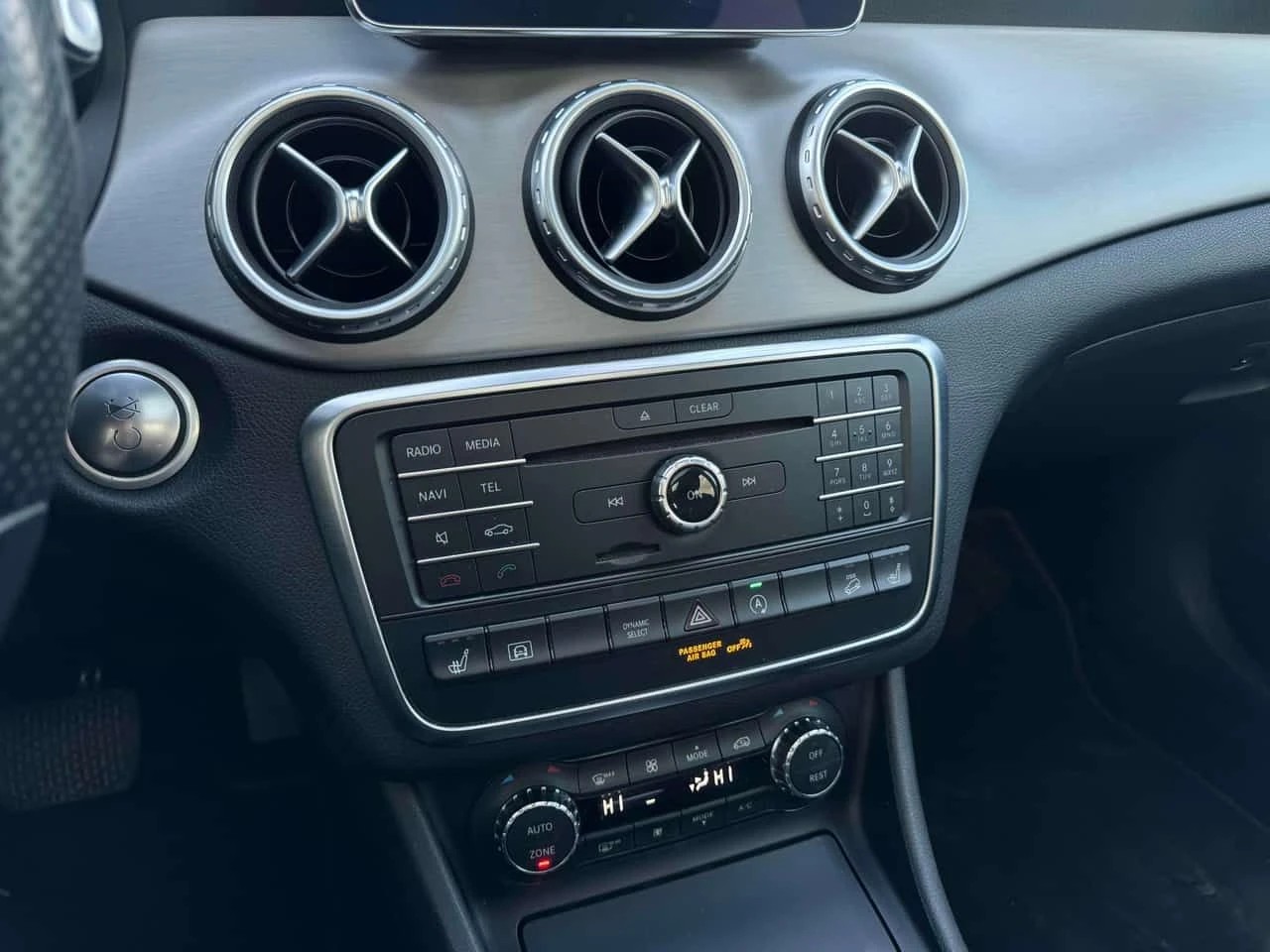 Mercedes-Benz GLB 250 * 4MATIC * ПОДГРЕВИ* ПАНОРАМА* , снимка 13 - Автомобили и джипове - 54580435