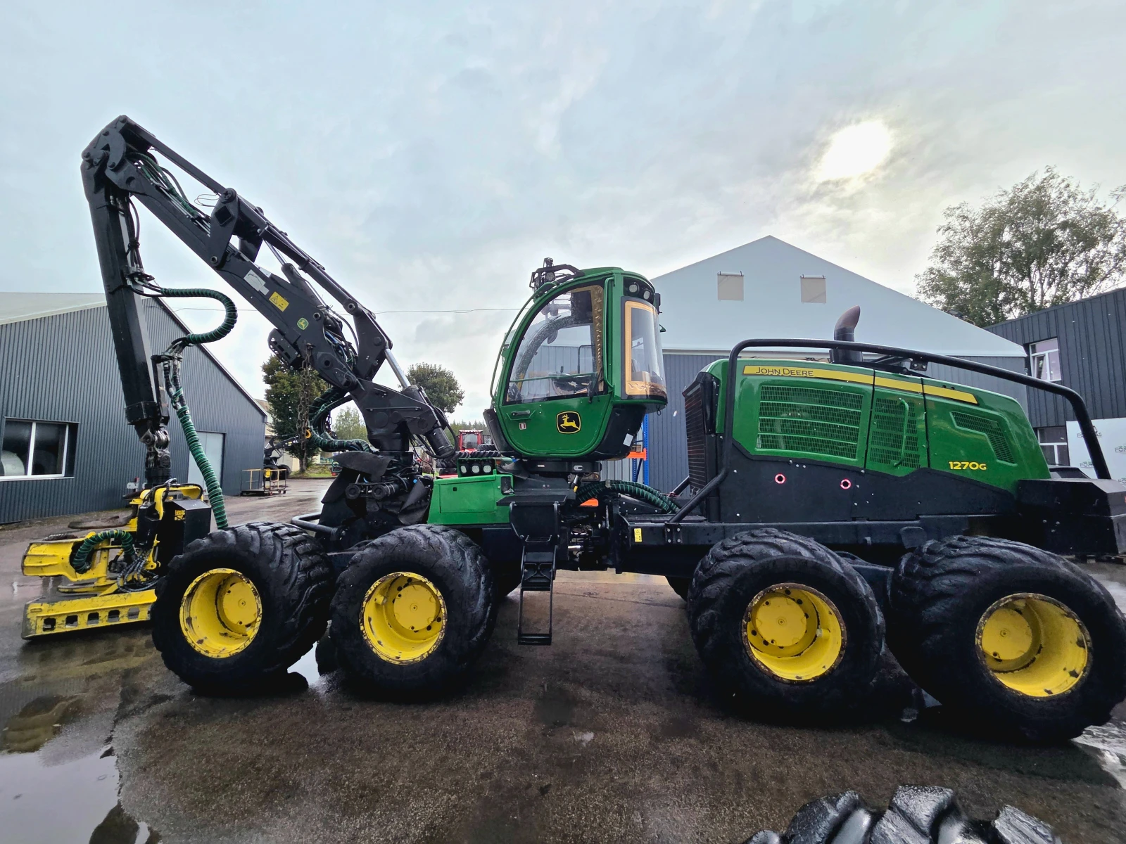 Специализирани машини Машини за дърводобив John Deere 1270 G 8W