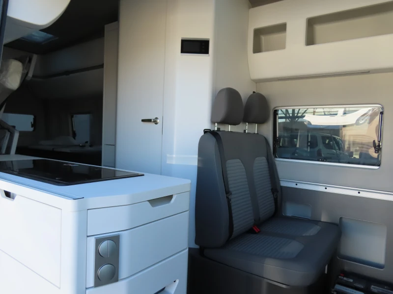 Кемпер VW Grand California 680, снимка 6 - Каравани и кемпери - 52652896