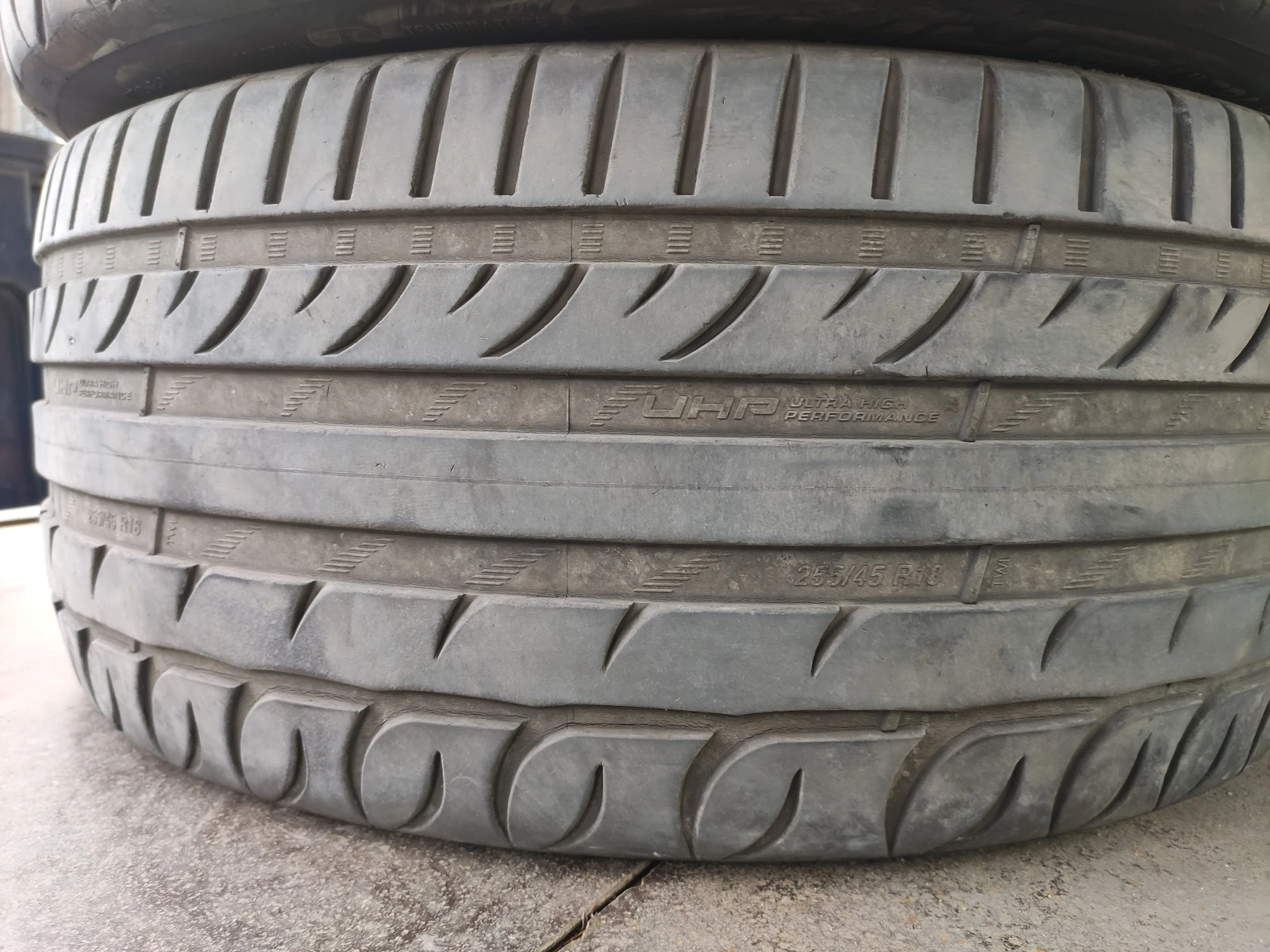 Гуми Летни 255/45R18, снимка 4 - Гуми и джанти - 54905885