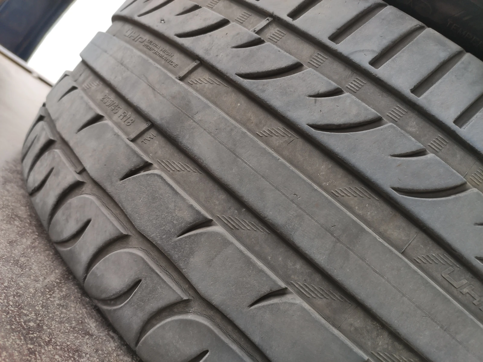 Гуми Летни 255/45R18, снимка 2 - Гуми и джанти - 54905885