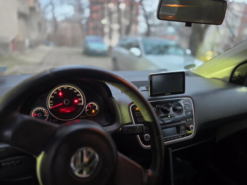 VW Up, снимка 8 - Автомобили и джипове - 53589915