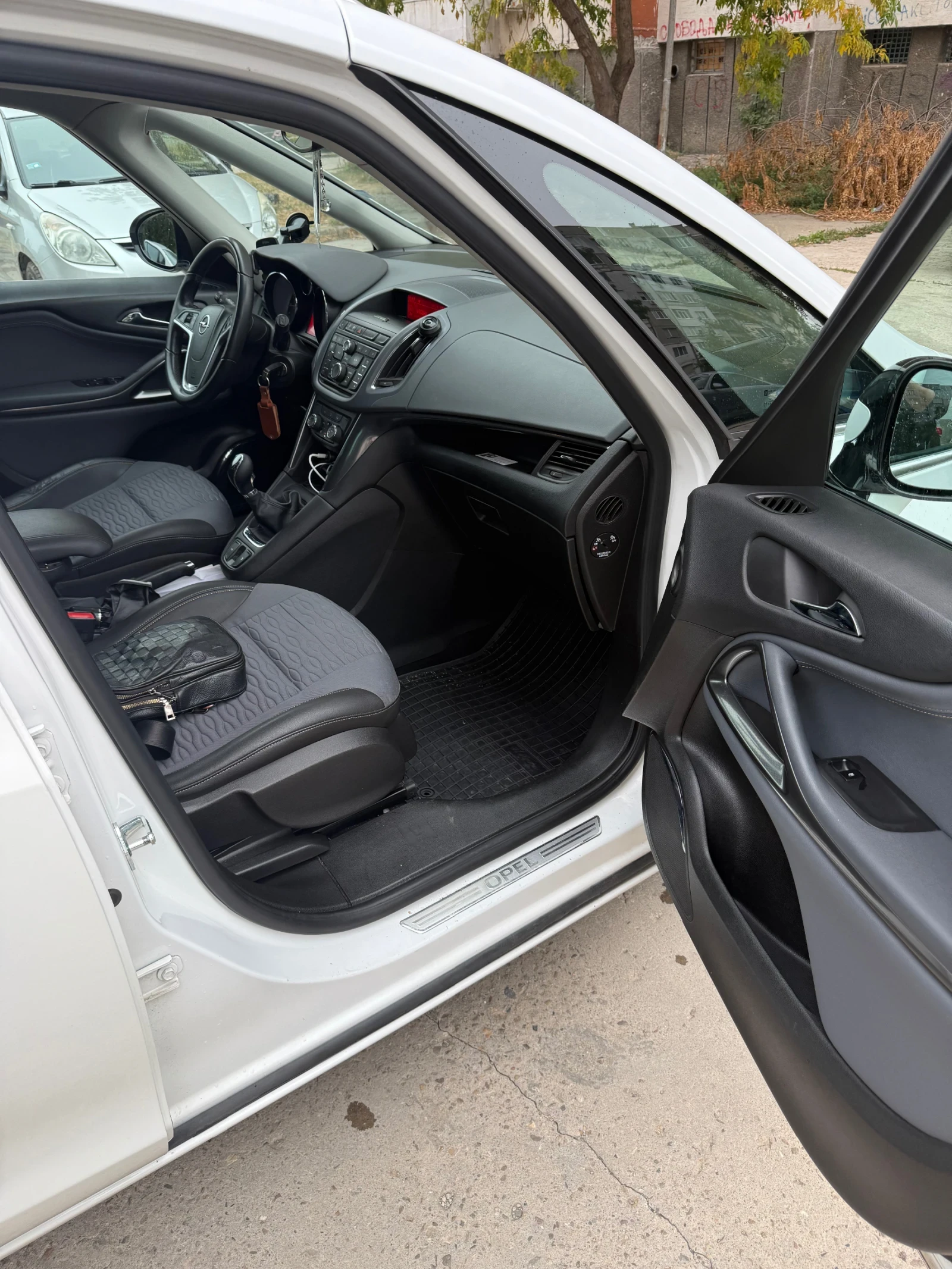 Opel Zafira TOURER 1.4 - 140hp LPG COSMO, снимка 11 - Автомобили и джипове - 56297872