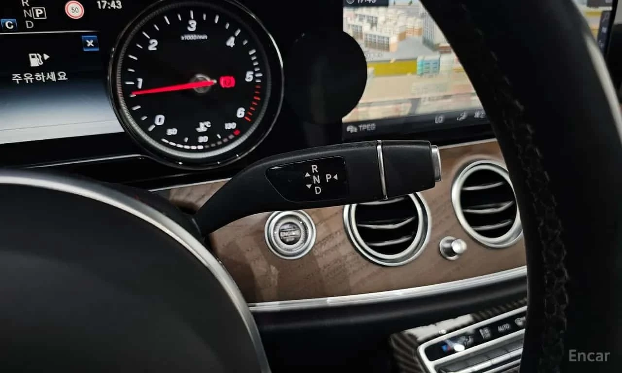 Mercedes-Benz E 220 * Exclusive * , снимка 9 - Автомобили и джипове - 56593574