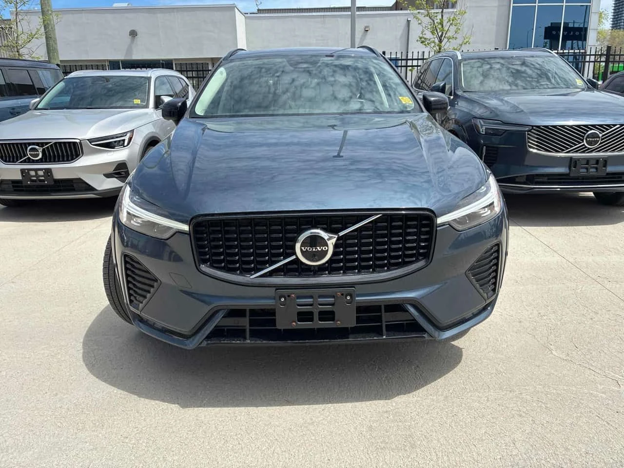 Volvo XC60 Ultimate Dark Theme/ПАНОРАМА/HARMAN KARDON, снимка 2 - Автомобили и джипове - 54749155