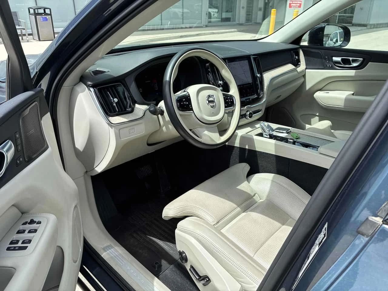 Volvo XC60 Ultimate Dark Theme/ПАНОРАМА/HARMAN KARDON, снимка 7 - Автомобили и джипове - 54749155