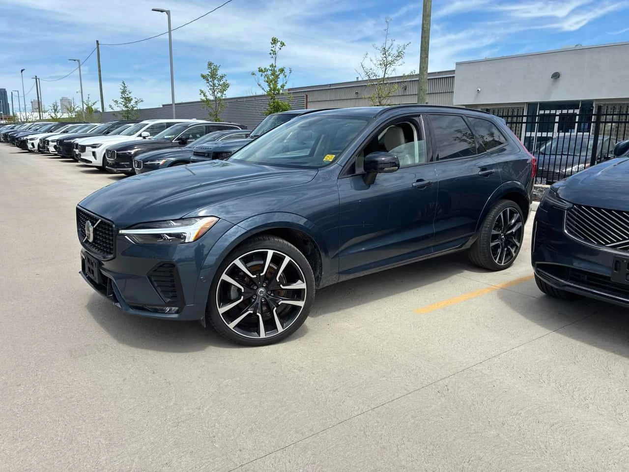 Volvo XC60 Ultimate Dark Theme/ПАНОРАМА/HARMAN KARDON, снимка 3 - Автомобили и джипове - 54749155