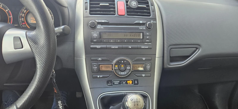 Toyota Auris, снимка 11 - Автомобили и джипове - 50268723