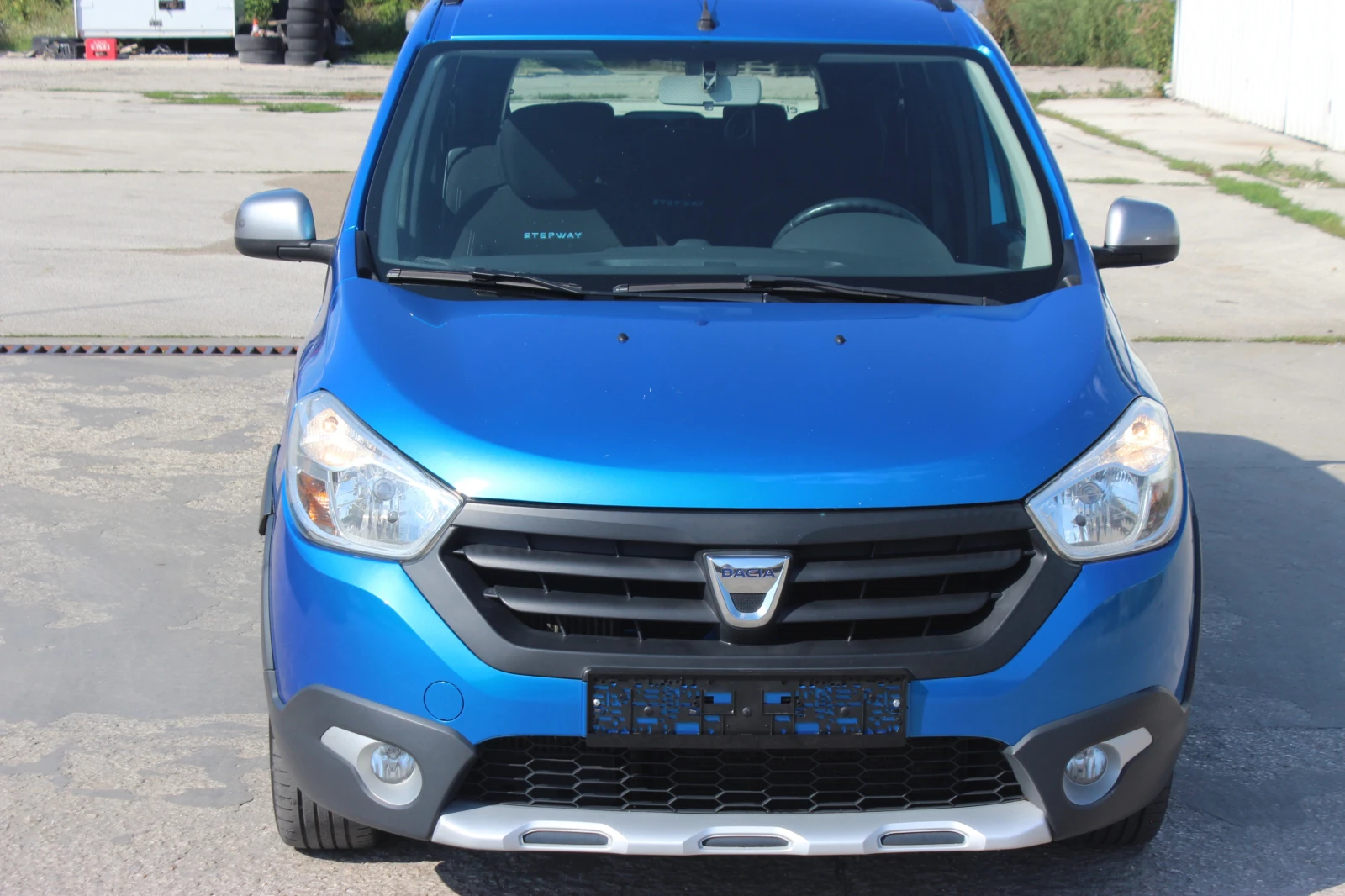 Dacia Lodgy 1.2i turbo 115к.с. Stepway 7места - изображение 2