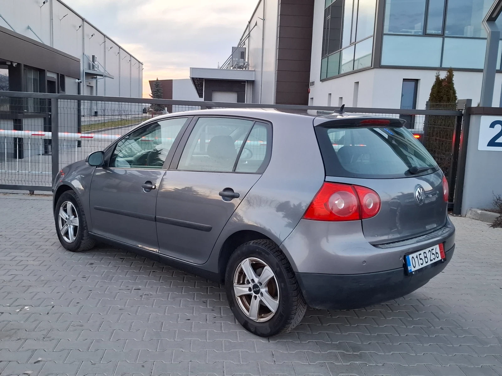 VW Golf 1.9TDI* (105кс)* * NAVI* * НОВ ВНОС* *  - изображение 6