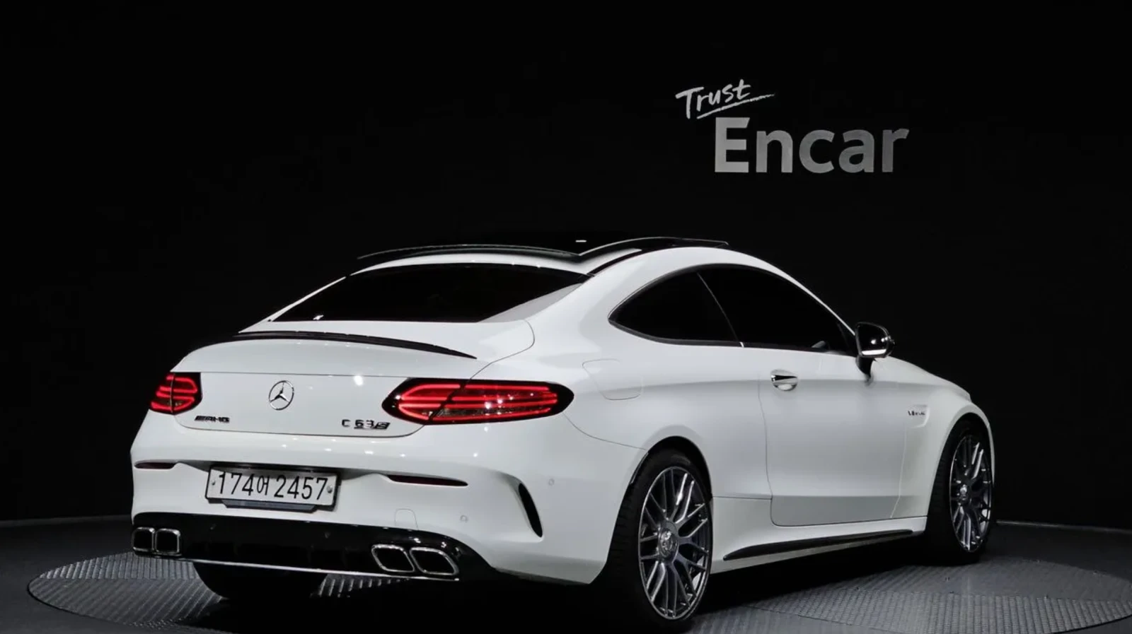 Mercedes-Benz C 63 AMG КАМЕРА / ШИБИДАХ / КОЖЕН САЛОН, снимка 2 - Автомобили и джипове - 55008130