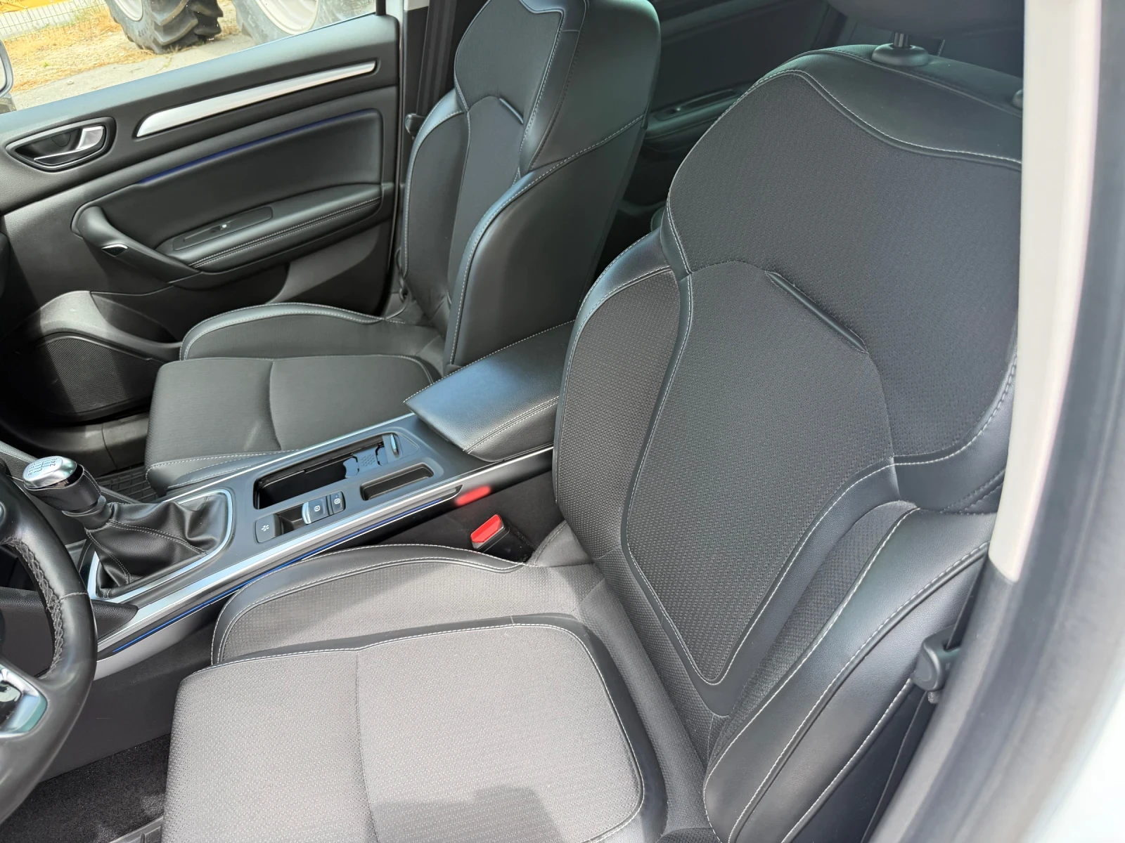 Renault Megane 1.5 dCi, снимка 8 - Автомобили и джипове - 55258291