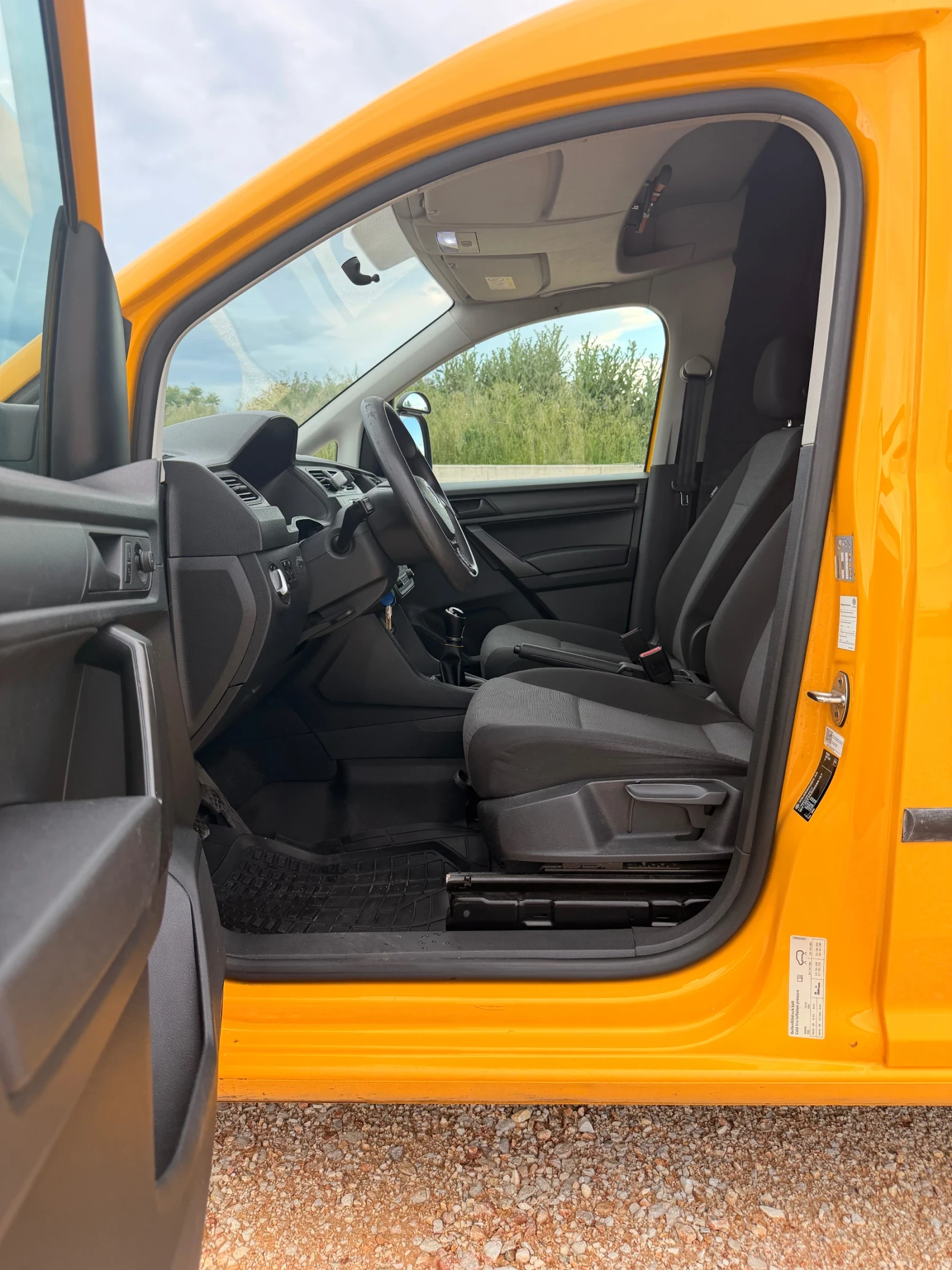 VW Caddy 1.6 Перфектен, снимка 11 - Автомобили и джипове - 56049515