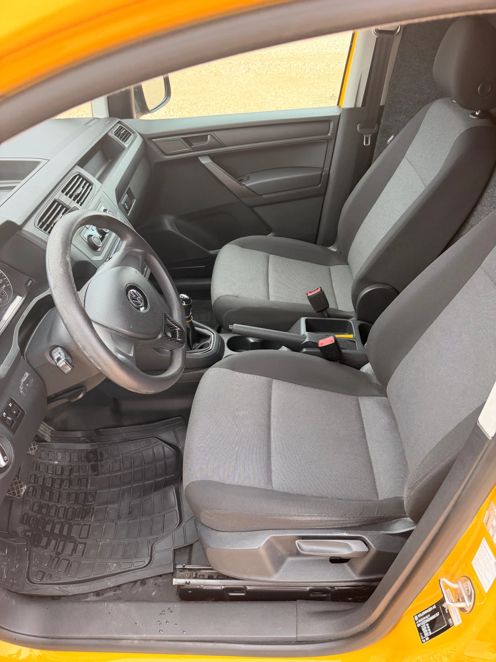 VW Caddy 1.6 Перфектен, снимка 10 - Автомобили и джипове - 56049515