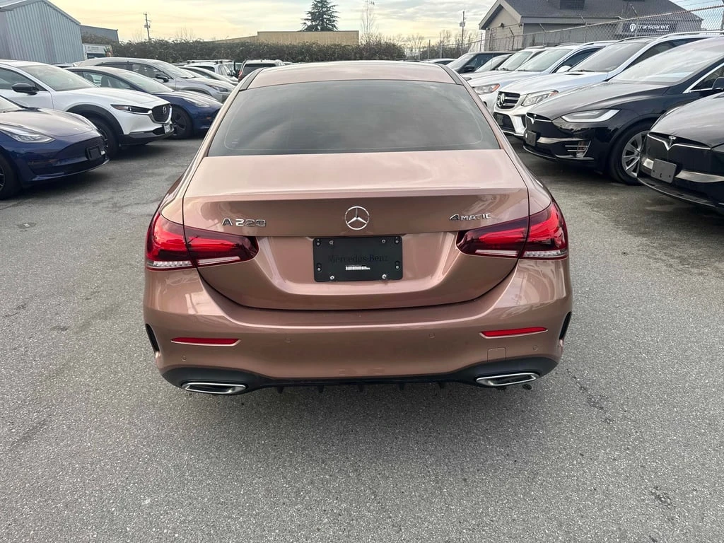 Mercedes-Benz A 220 * 4MATIC Sedan / DISTRONIC / 360 / CARFAX - изображение 4