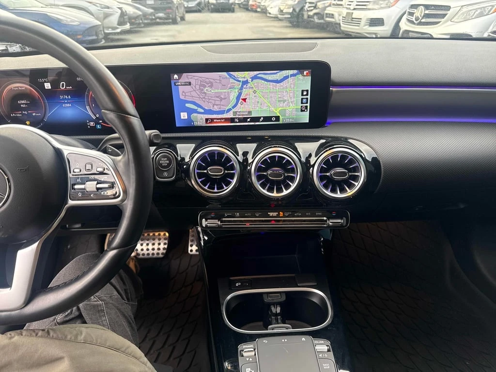 Mercedes-Benz A 220 * 4MATIC Sedan / DISTRONIC / 360 / CARFAX - изображение 9