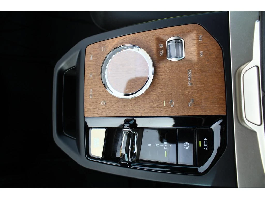 BMW iX M pack* 360* H&K* Carplay* HeadUp* Масаж, снимка 14 - Автомобили и джипове - 54204284