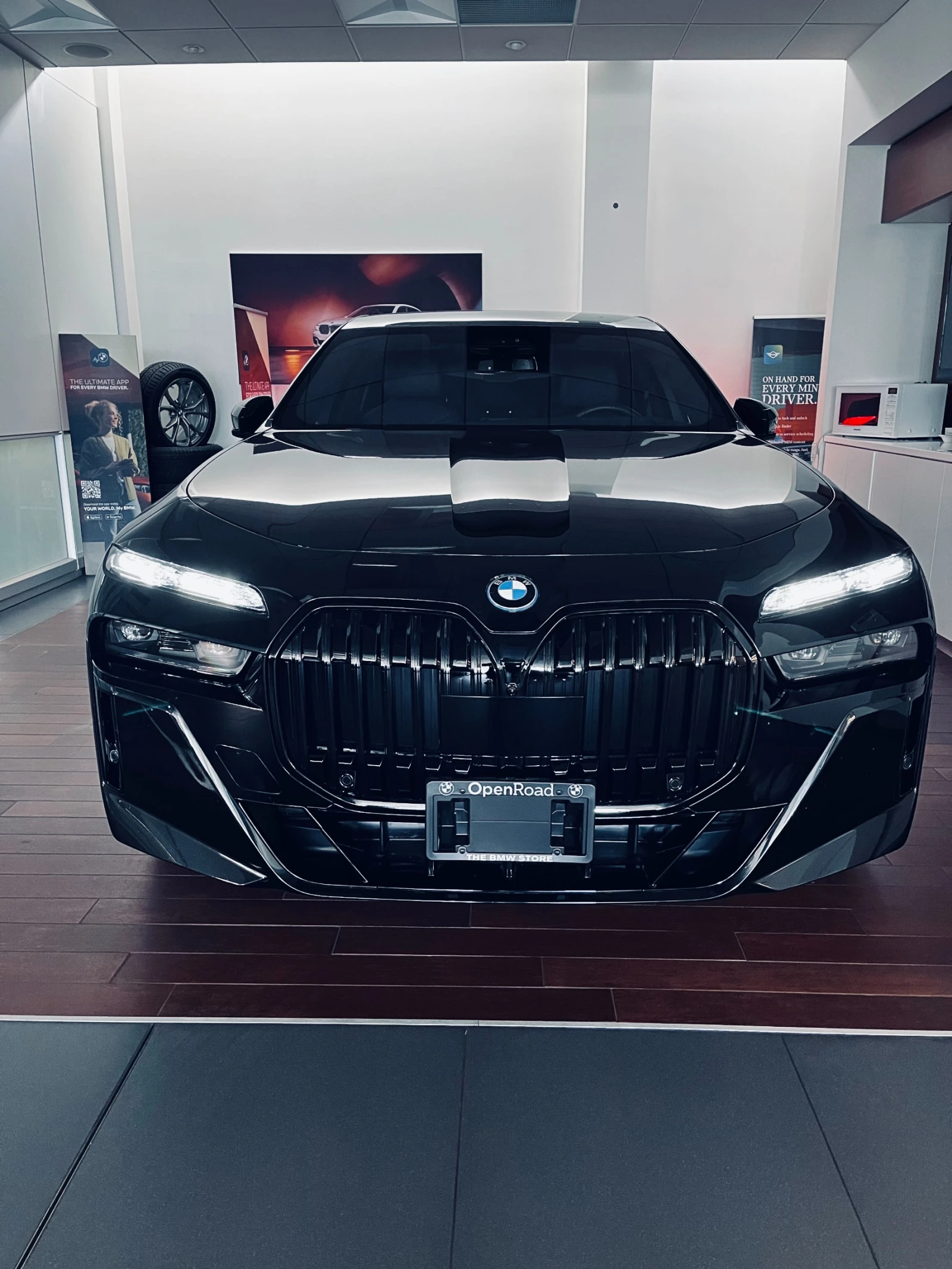 BMW i7 xDrive60| SWAROWSKI| SKY LOUNGE| M PKG| ФИКС ЦЕНА, снимка 4 - Автомобили и джипове - 54343446