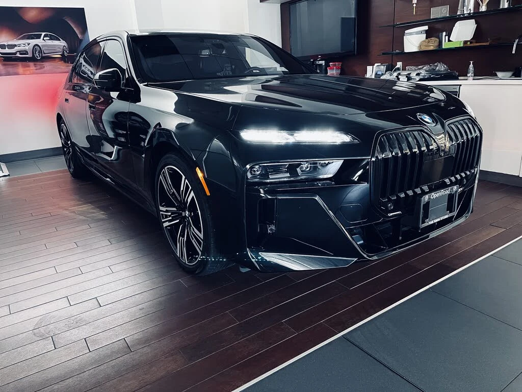 BMW i7 xDrive60| SWAROWSKI| SKY LOUNGE| M PKG| ФИКС ЦЕНА, снимка 2 - Автомобили и джипове - 54343446