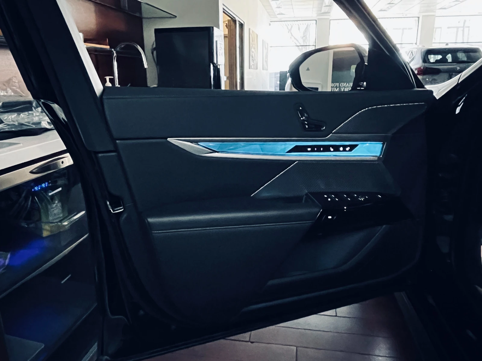 BMW i7 xDrive60| SWAROWSKI| SKY LOUNGE| M PKG| ФИКС ЦЕНА, снимка 13 - Автомобили и джипове - 54343446