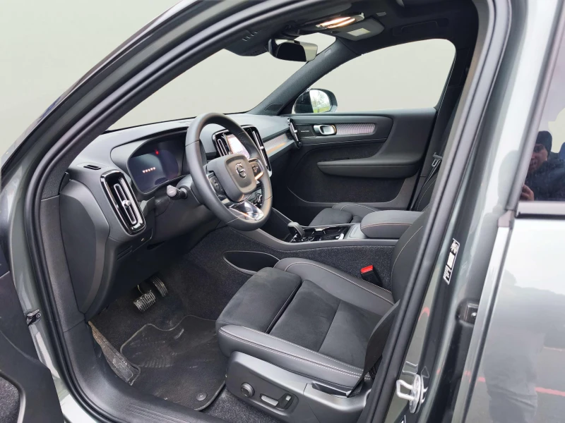 Volvo EX40 2, снимка 15 - Автомобили и джипове - 53136420