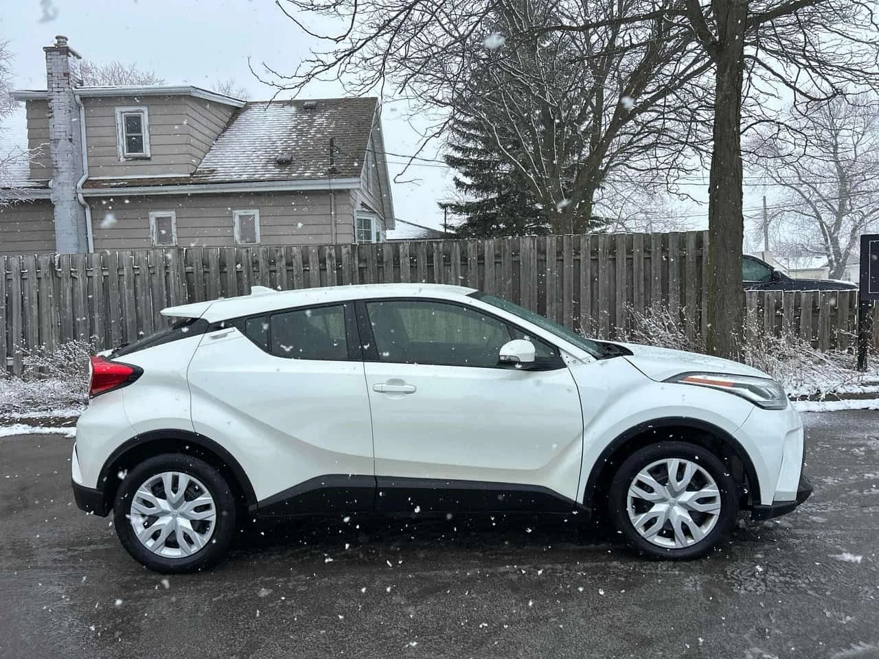 Toyota C-HR * FWD * CARFAX * БЕЗ ПЪРВОНАЧАЛНА ВНОСКА, снимка 3 - Автомобили и джипове - 53845746