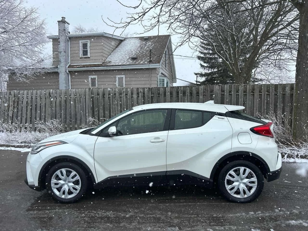 Toyota C-HR * FWD * CARFAX * БЕЗ ПЪРВОНАЧАЛНА ВНОСКА, снимка 2 - Автомобили и джипове - 53845746