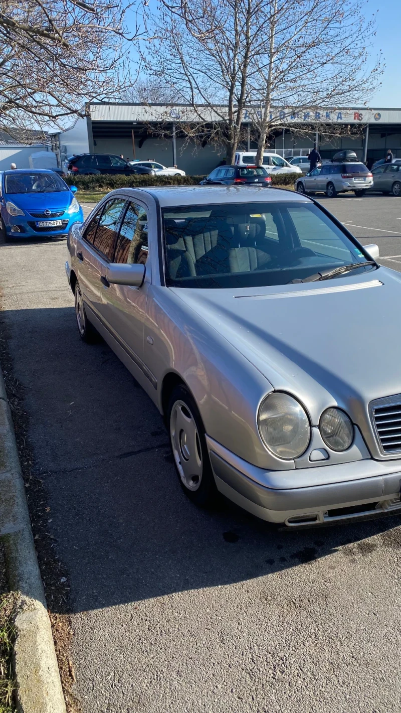 Mercedes-Benz E 300, снимка 5 - Автомобили и джипове - 49199611