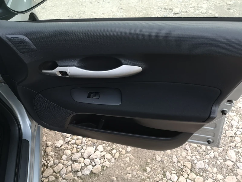 Toyota Auris 1.6i 124ks 130000km, снимка 10 - Автомобили и джипове - 53513229