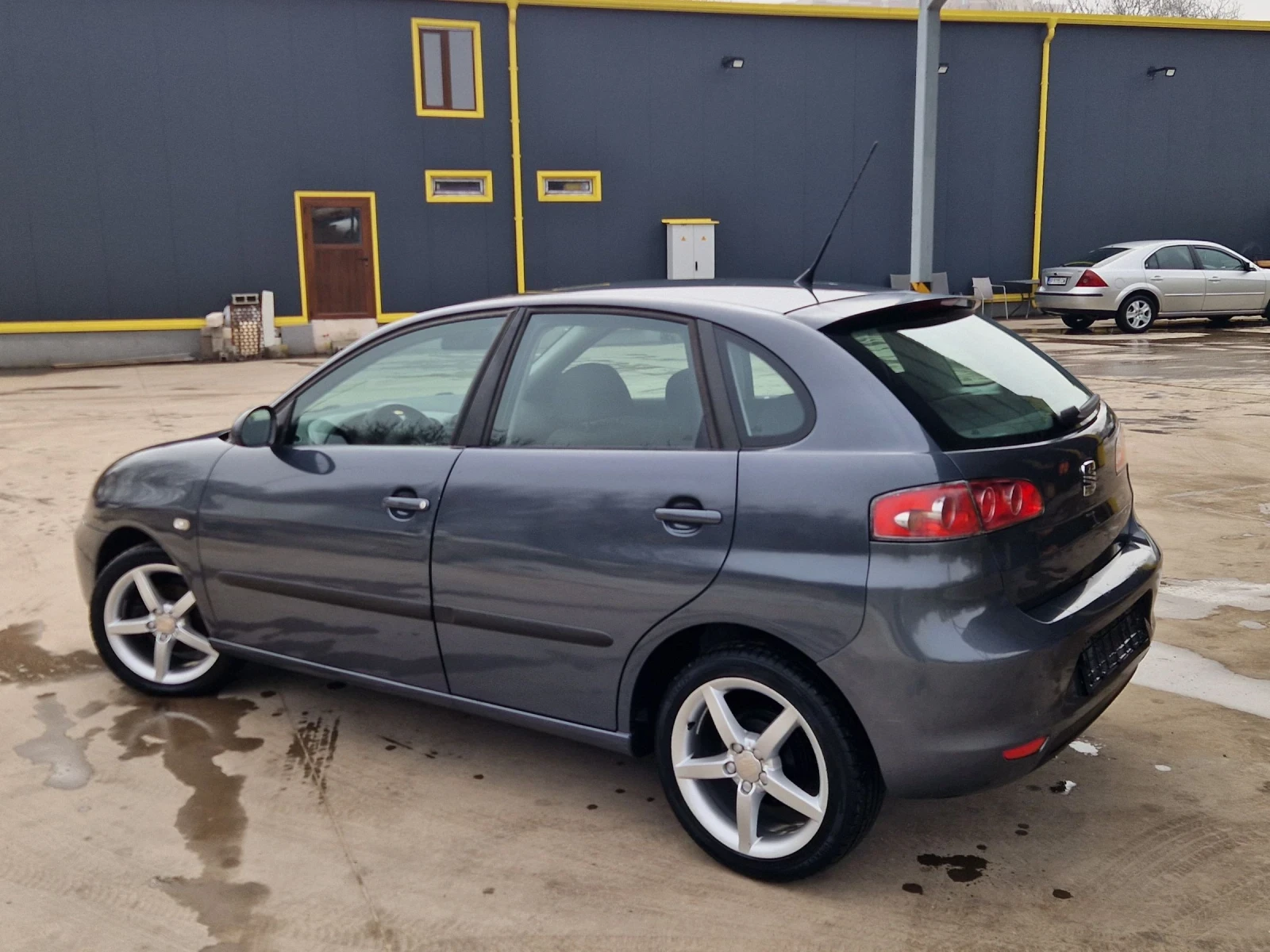 Seat Ibiza 1.2i 70к.с., снимка 4 - Автомобили и джипове - 54142978
