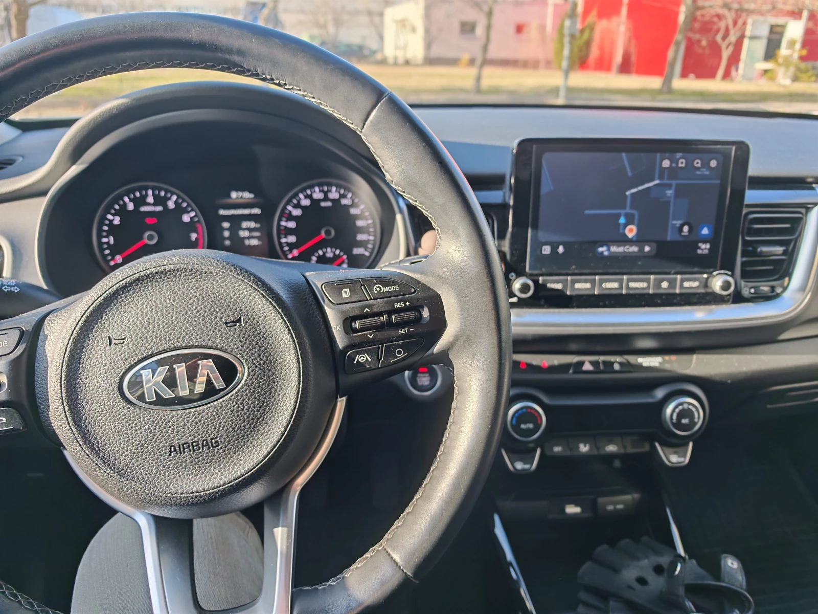 Kia Stonic, снимка 8 - Автомобили и джипове - 56310899