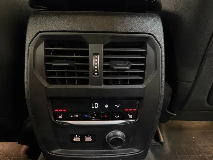 BMW 330 i xDrive * AMBIENT LIGHTING * M PACK * CARFAX, снимка 16 - Автомобили и джипове - 54811985