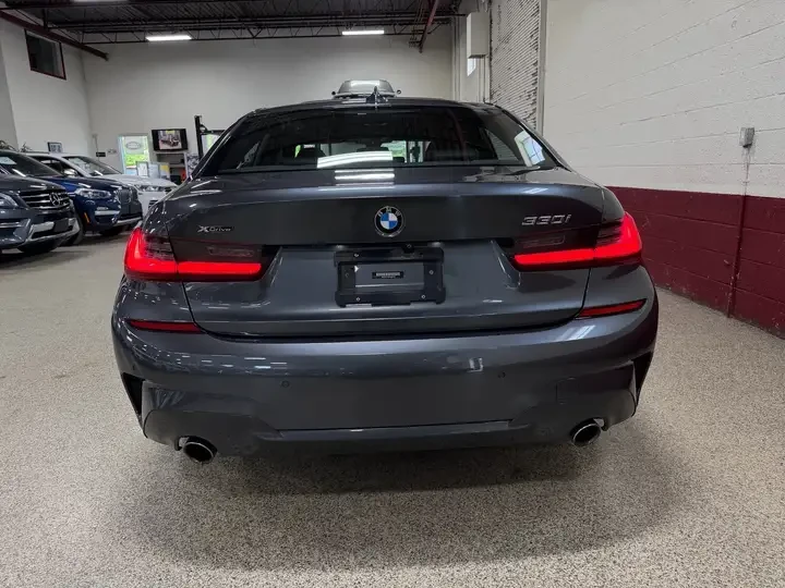BMW 330 i xDrive * AMBIENT LIGHTING * M PACK * CARFAX, снимка 6 - Автомобили и джипове - 54811985