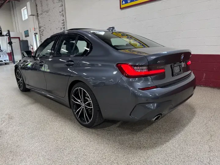 BMW 330 i xDrive * AMBIENT LIGHTING * M PACK * CARFAX, снимка 4 - Автомобили и джипове - 54811985