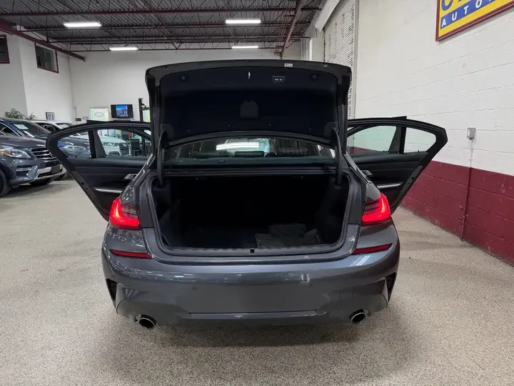 BMW 330 i xDrive * AMBIENT LIGHTING * M PACK * CARFAX, снимка 7 - Автомобили и джипове - 54811985
