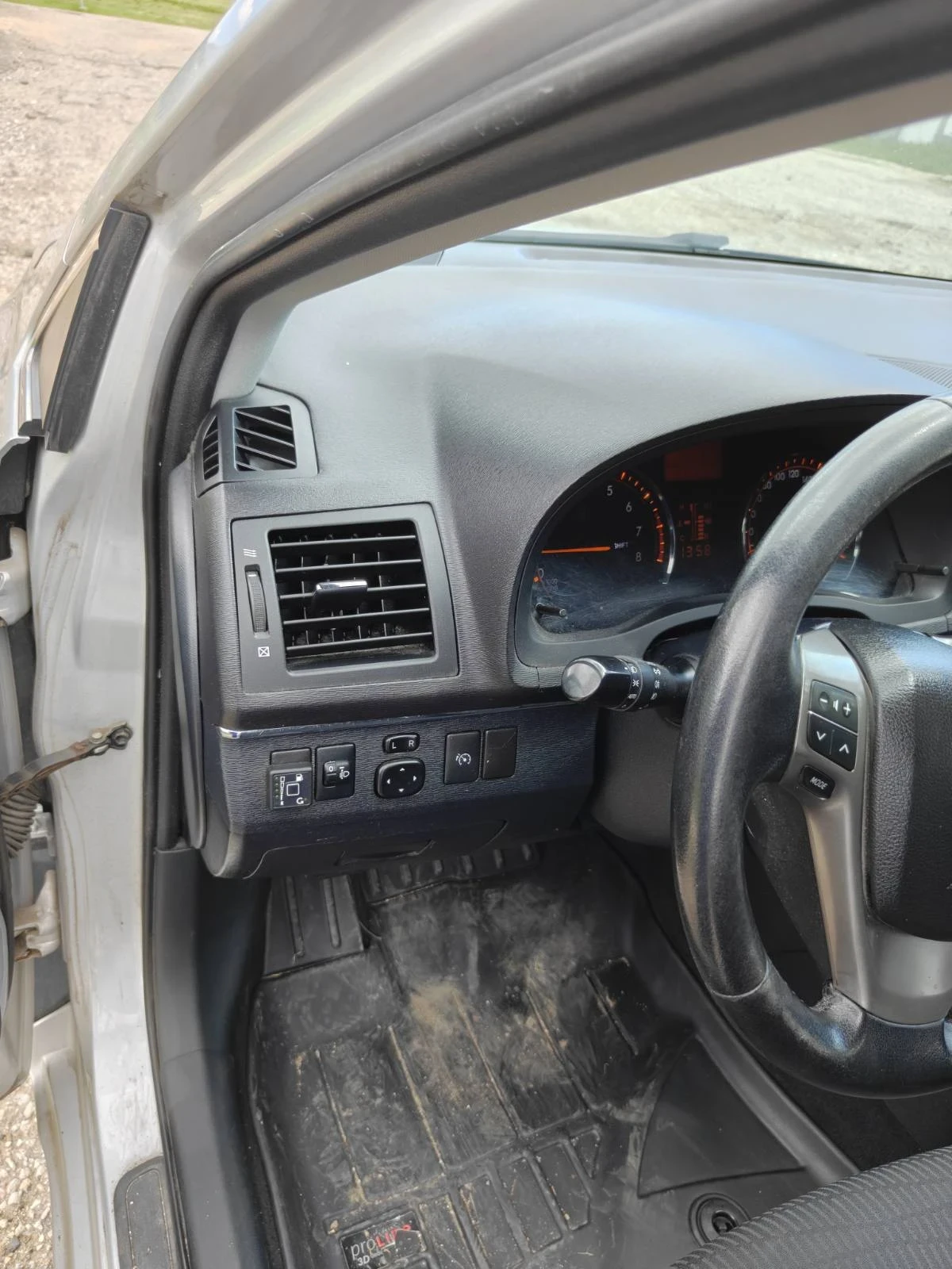 Toyota Avensis 1.8 lpg, снимка 5 - Автомобили и джипове - 54648674